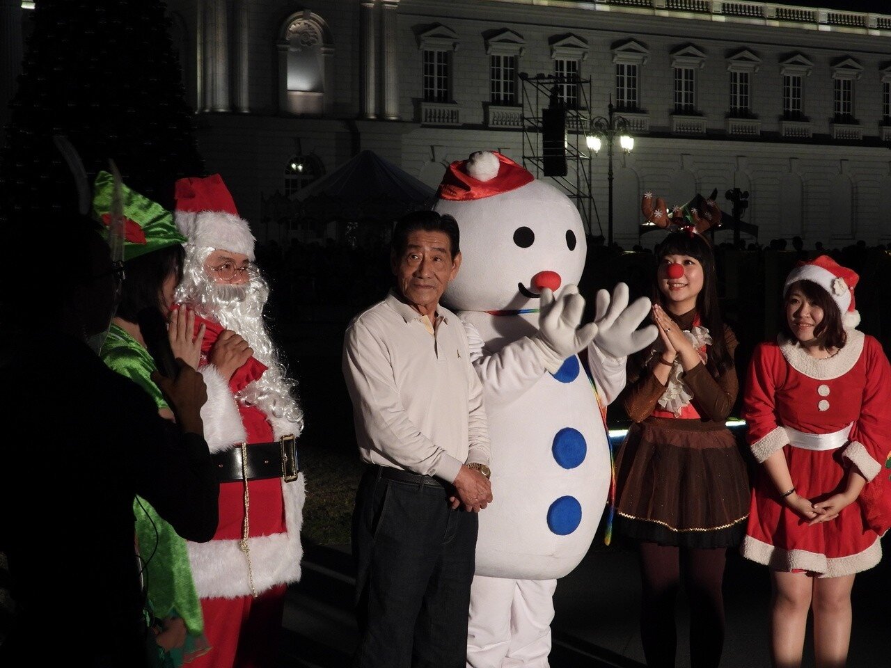 館長廖錦祥帶領雪人等耶誕人物主持典燈，祝大家佳節快樂。記者周宗禎／攝影