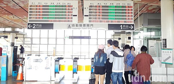 台鐵10月12日大改點後,又發生普悠瑪事故,近來許多乘客發現誤點明顯增多。記者黃瑞典/攝影