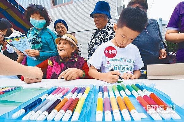 台東都蘭診所1周年舉辦「診所祭」活動,老人、小孩歡喜玩闖關遊戲。 (莊哲權攝)