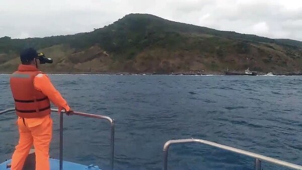 巨龍號觸礁擱淺後,目前遭浪拍打推至礁岩海岸停靠。記者蔣繼平/翻攝