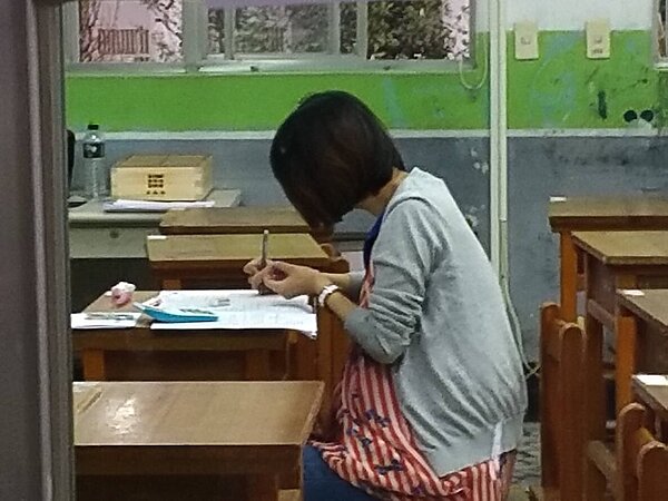 準媽媽楊女士挺著孕肚,也來參加中油公司考試。圖/中油提供