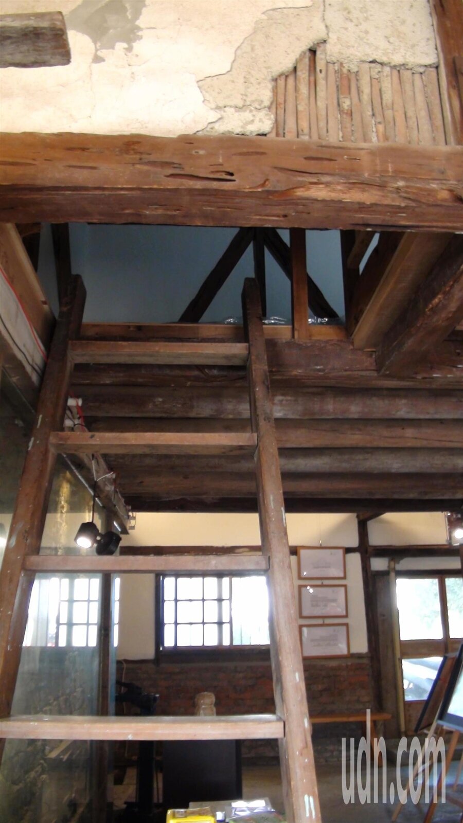 陳武星菸樓保存的2樓貯藏室。記者謝恩得/攝影