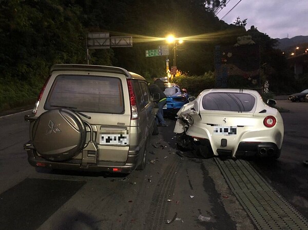 20歲林姓男子開車送貨行經新北市石碇區，因精神不濟方向偏移，竟連續追撞三輛超跑法拉利。記者袁志豪／翻攝