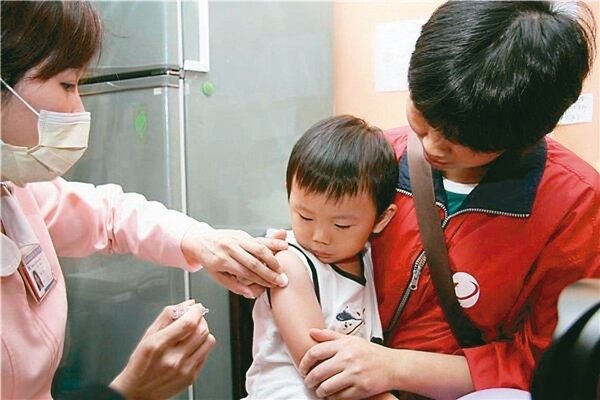 疾管署提醒，家長應在流行高峰前帶孩子完成流感疫苗接種。 圖／疾管署提供