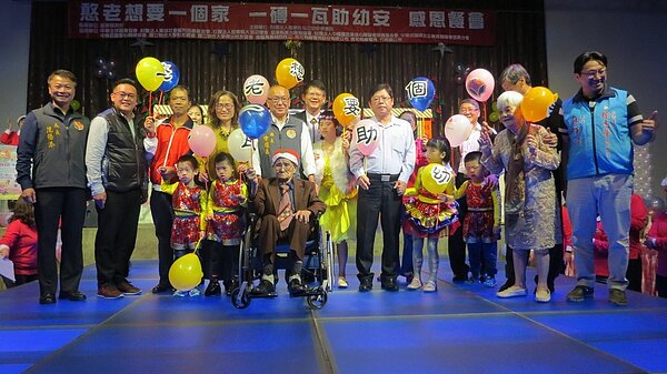 幼安成果發表暨感恩餐會今天登場,苗栗縣長徐耀昌帶著憨老一起開啟「愛的大門」,象徵老憨要入住溫暖之家。記者范榮達/攝影