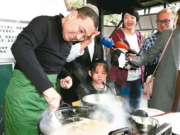 新北市長當選人侯友宜（左一）昨走訪石碇柴燒麥芽糖「正常伯」王正常，體驗麥芽糖炒米粉。 記者祁容玉／攝影