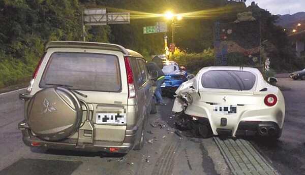 白色法拉利遭追撞首當其衝,受損最為嚴重。中時報系記者王揚傑翻攝