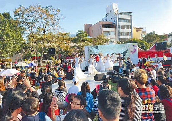 台中花博葫蘆墩園區上演婚紗秀,洋溢著溫馨浪漫的幸福氛圍!(陳世宗翻攝)