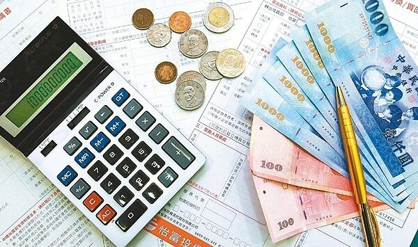 台灣人超愛買保單,平均每人有2.5張以上的壽險保單。 圖/聯合報系資料照片