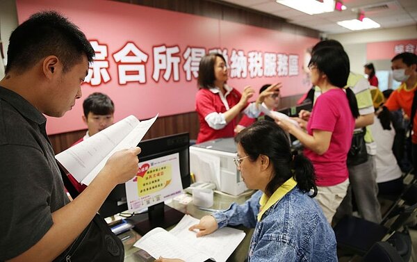 列舉扣除的保險費,必須要保人與納稅義務人合併同一「申報戶」內所發生者為限。 圖/聯合報系資料照片