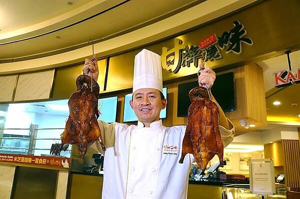 為台灣店開幕,〈甘牌燒味〉總廚黃群生專程來台坐鎮督軍,反覆檢查各種燒味的品質。(圖/姚舜)