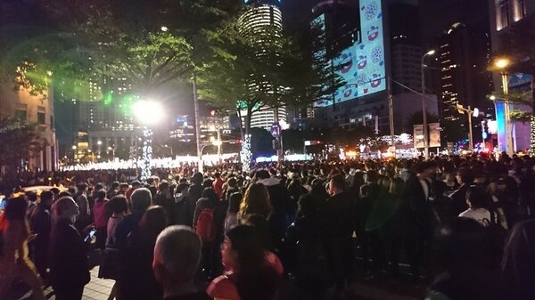 新北市歡樂耶誕城「巨星耶誕演唱會」為板橋當地帶來滿滿人潮。圖／翻攝自臉書社團「爆料公社」