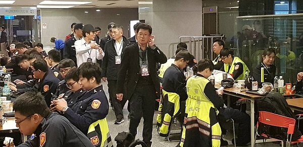 新北市歡樂耶誕城「巨星耶誕演唱會」為板橋當地帶來滿滿人潮,轄區海山警分局、板橋警分局連續兩晚出動500餘名人力維持交通治安,並設立「警察行動休息補給站」。記者袁志豪/翻攝