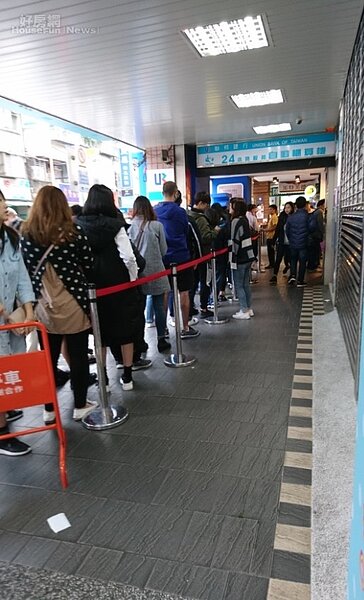 IKEA百元商店排隊人潮