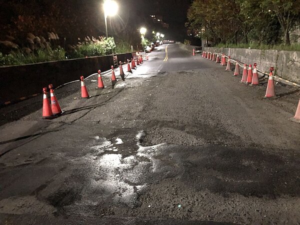 消防員李姓男子騎機車經新北市汐止區一處修補路段,自摔昏迷住院,警方查出現場路面刨除尚未重鋪,本月已發生4件機車自摔。記者李奕昕/翻攝