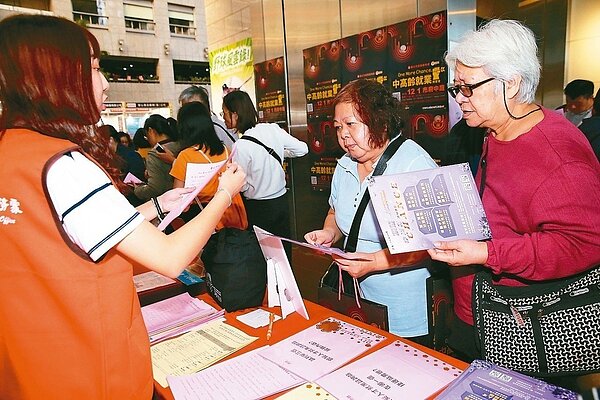 圖為就業服務處日前舉辦中高齡就業博覽會會場。 圖／聯合報系資料照片