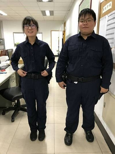 警察新制服陸續發放,已有員警試穿拍照留影。圖/警政署提供