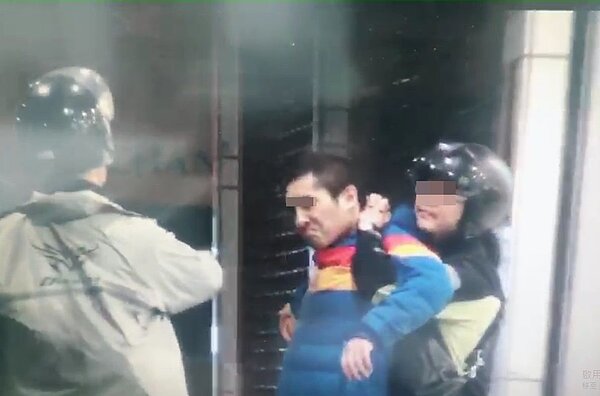 幸好路人見義勇為，壓制吳姓嫌犯並報警。記者林昭彰／翻攝