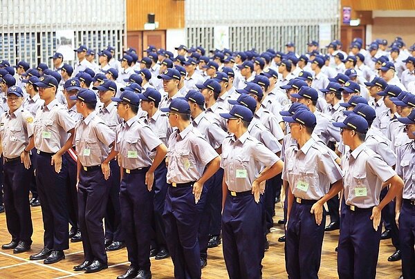 沿用30多年的警察制服,明年將全面換新。圖/警政署提供