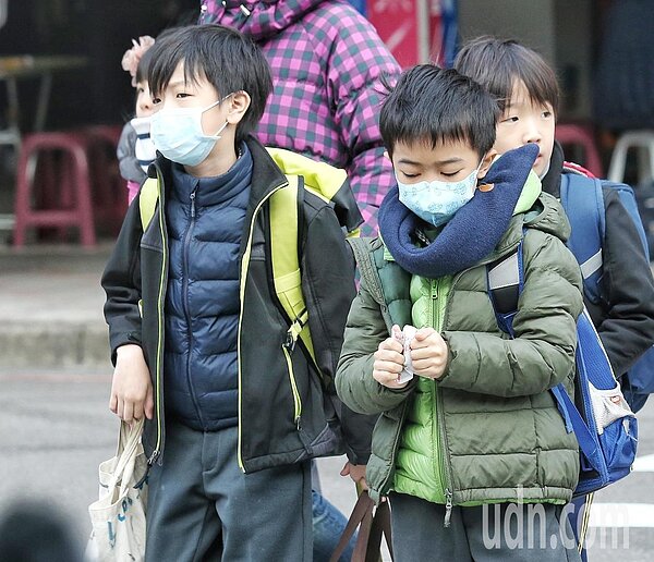 中央氣象局指出,下周日、下周一東北季風稍增強,北部及東北部天氣稍轉涼;迎風面的北部及東半部地區有局部短暫雨,中南部仍為多雲到晴的天氣。本報資料照/記者鄭清元攝影