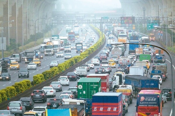 立法院預算中心報告指出,國道通行費逾期欠費逐年快速攀升,平均每年新增逾期欠費淨額達新台幣1.44億元。聯合報系資料照片