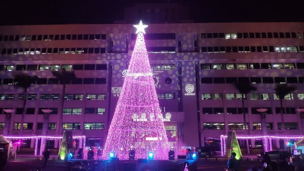 桃園市政府在府前廣場打造12公尺高的耶誕樹，今天起正式電燈啟用。記者李京昇／攝影 
