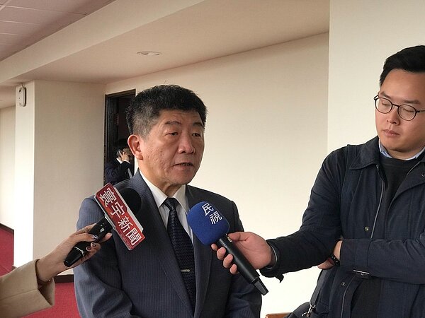 衛福部部長陳時中上午在立法院表示,旅外國人經濟能力相對較好,回國就醫前,希望他們能繳清欠費,基於公平原則,欠費應繳清,才會解除鎖卡,順利就醫。記者李樹人/攝影
