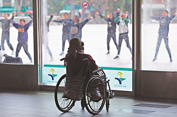 台灣人口快速老化,長者需要家庭照顧時間平均近9年。 圖/聯合報系資料照片