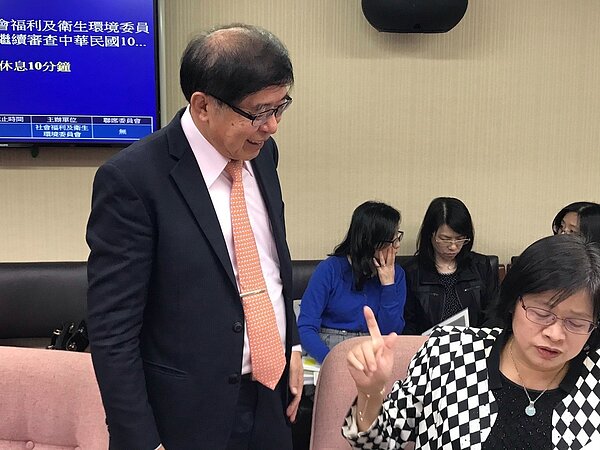 健保署長李伯璋指出,廢除健保鎖卡制度是為保障國內民眾就醫權益,但制度上路後發現,部分旅外僑胞沒有繳健保欠費,還是可以就醫,這是一個死角。記者李樹人/攝影