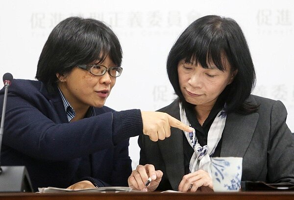 促轉會昨天舉行任務進度報告,代理主委楊翠(右)與委員葉虹靈不時交換意見。 記者胡經周/攝影