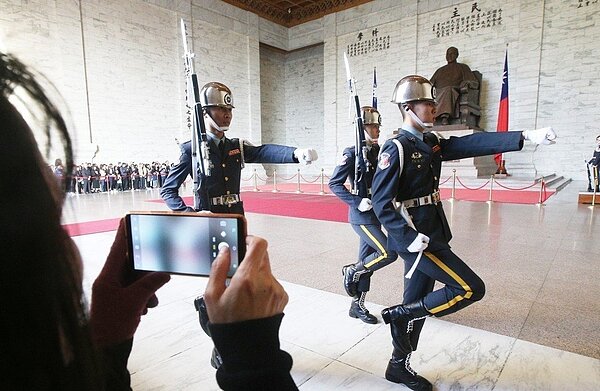 促轉會要求去蔣改路名,中正紀念堂的三軍儀隊交接,是否將成為絕響? 記者陳正興/攝影