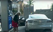 找不到油箱開後座　電動車車主「加油」好糗！