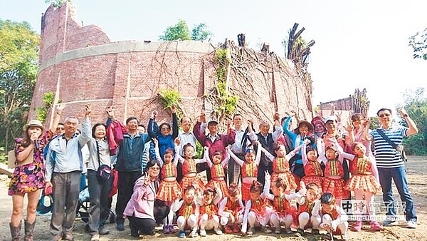 雲林縣虎尾糖廠酒精槽深富歷史意義，遊客開心留影。（許素惠攝）