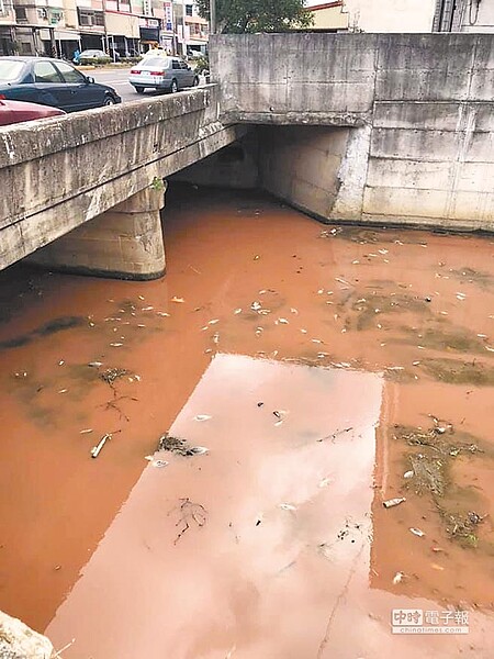 新竹市香山區海水川橋下野溪疑因工廠流出大量廢水，整條小溪被染成「紅河」。（徐養齡翻攝）