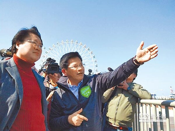 基隆市長林右昌(左)17日參觀台中港三井OUTLET PARK,由台中市長林佳龍(右)接待陪同。(陳淑娥攝)