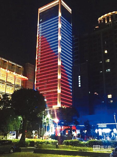 不讓台北101跨年專美於前，台中7期新地標將在跨年夜以燈光與圖騰變化，回顧2018，展望2019！（盧金足攝）