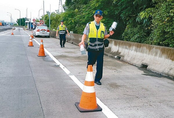 國道施工或員警執勤挨撞的死亡事故,比超速嚴重。國道警察處理事故時,僅布設三角錐和哈雷警示燈。 圖/聯合報系資料照片