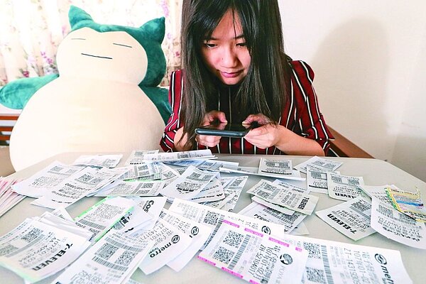 「統一發票兌獎 APP」明（2019）年元旦正式上線，領獎將更方便。 本報資料照片／記者林伯東攝影