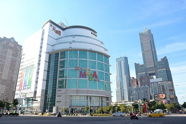 高雄大遠百購物中心所在地區是高雄市地王,每坪約為188萬元。記者謝梅芬/攝影