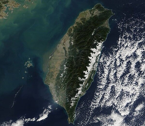 鄭明典在臉書PO出這張衛星影像,解釋因為冷高壓偏南出海,造成海峽完全無雲,影像看起來很清澈。影像來源:NASA/EOSDIS