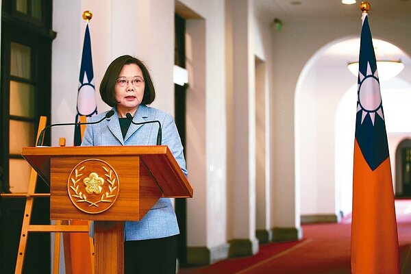 蔡英文總統昨天談到促轉會主委楊翠提出新台幣改版「去蔣」想法,表示「這類的事情不是總統說了算,也不是促轉會說了算」。 記者王騰毅/攝影