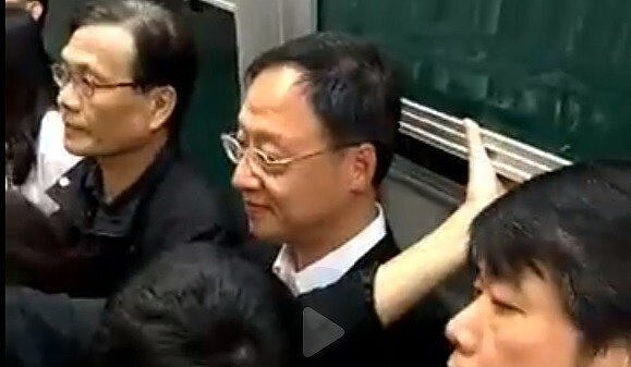 前行政院長江宜樺被人群包圍。圖／擷取自游騰傑臉書直播