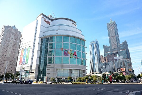 位在高雄市三多路與中山路口的大遠百購物中心明年仍是高雄市的地王。 記者謝梅芬/攝影