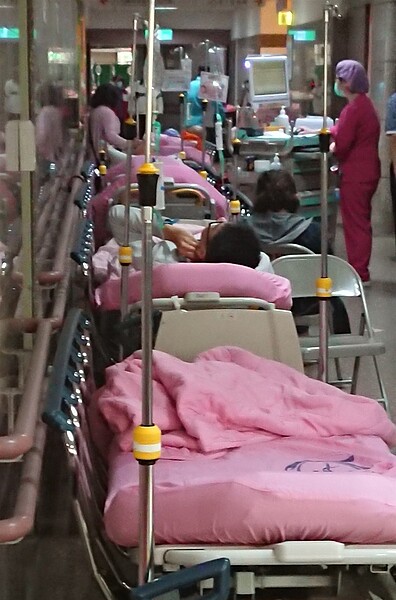 南部這幾天氣溫驟降、日夜溫差大,不只心血管疾病及慢性病患身體不適,醫院門急診患者增加2、3成,一家髮廊更因緊閉門窗,造成員工一氧化碳中毒送醫。記者蔡容喬/攝影