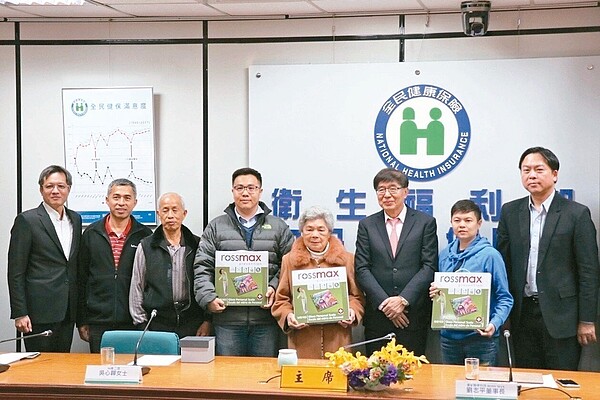 健保署舉辦健康存摺破百萬抽獎活動,由健保署長李伯璋(右三)頒獎給得獎者,包括八十歲的宜蘭縣三星鄉林老太太(右四),現場還有華碩雲端總經理吳漢章(右)、優盛醫學總經理劉志平(左)共同參與。 圖/健保署提供