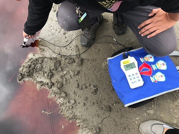 環保局人員在廠區內現場檢測pH值。圖/新竹市府提供