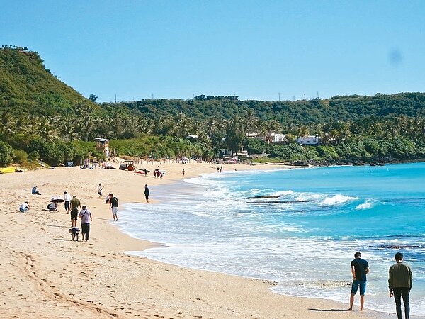 交通部觀光局11月推出的南部五縣市暖冬遊補助案，獲得民眾迴響，觀光局長周永暉昨(18)日宣布，加碼補助暖冬遊，明年1月1日起至1月31日，除台北市、桃園市和新竹市，全台其他19個縣市出遊都有住宿補助，預估將補助9.8億元，可帶動55億元觀光效益。 本報系資料庫