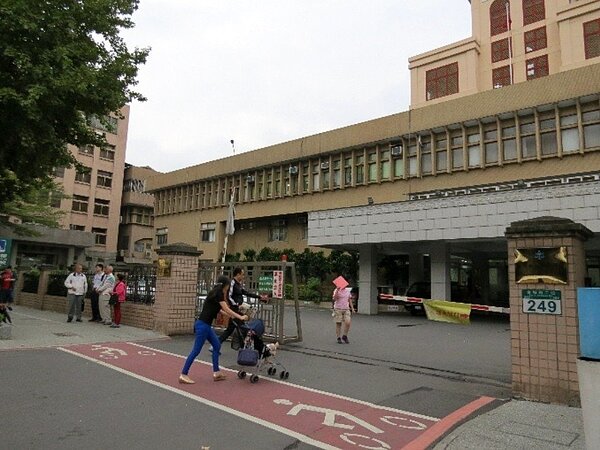 新北一名陳姓男子因缺錢花用,多次跑到超商行竊,雖然每次做案不到一分鐘,但前後6次不法所得超過20萬元,不少業者損失慘重,今天被新北地檢署依竊盜罪起訴。本報資料照片