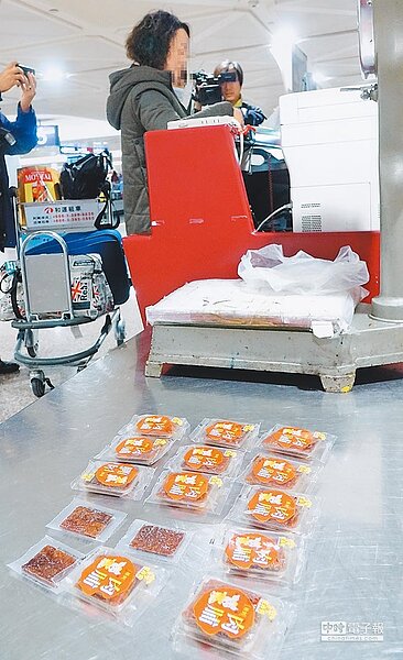 桃園機場海關18日上午查獲違規攜帶15片豬肉乾,開罰20萬元。(陳麒全攝)