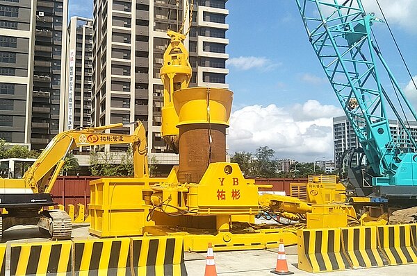 桃園市八德擴大重畫區建案量體大，房價處在「1」字頭居多，隨捷運綠線八德高架段土建機具開工（見圖），最近房價緩步向上修正。記者曾增勳／攝影 